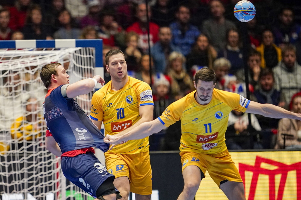 Treneri ispraznili privatne torbe kako bi igračima poneli dresove