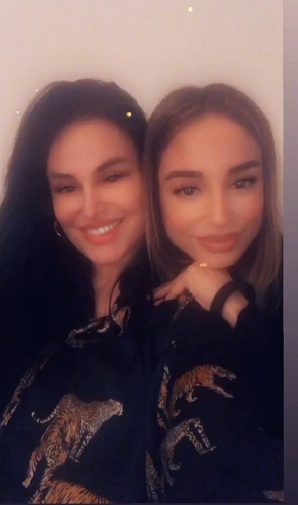 Svi znate Editu i Indi, a tek da vidite kako im izgleda mama, ostaćete bez teksta (VIDEO)