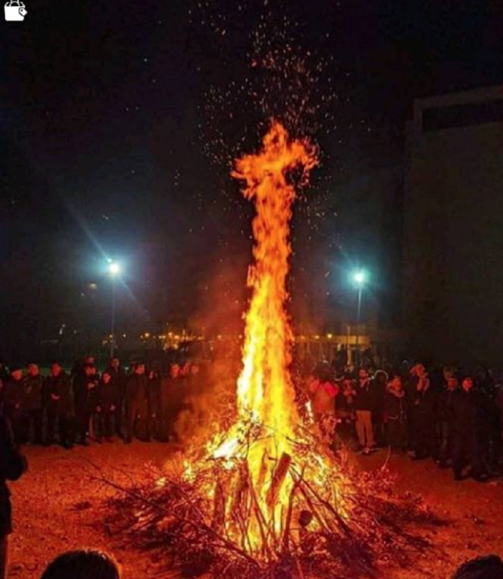 Prizor na Badnje veče iznenadio vernike, u plamenu badnjaka se pojavio krst