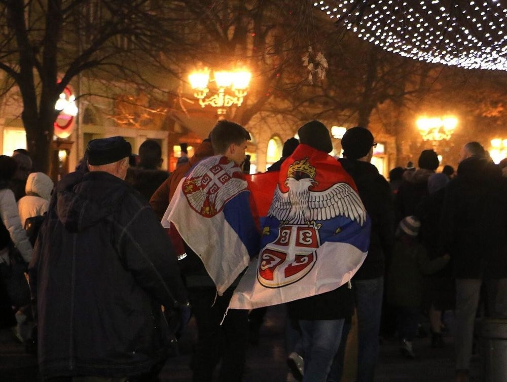 Podgoričanku Sanju komšije “zamolile” da skloni srpsku zastavu sa balkona, a ona im je brutalno odgovorila (FOTO)