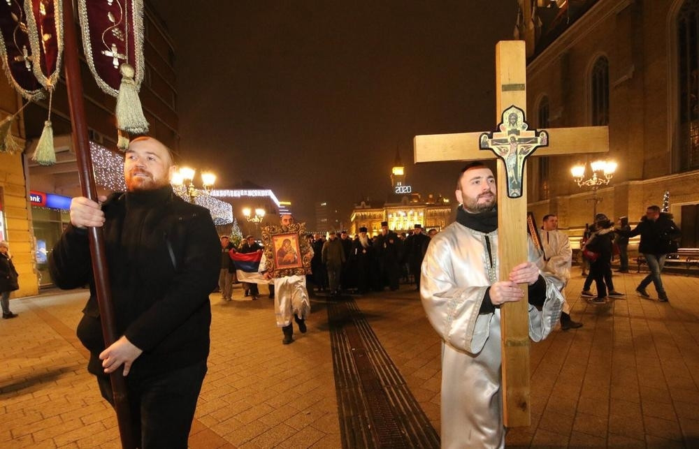 Predsjedniče, preruši se u Čovjeka što čeka u tebi i uđi samo u jedan tren ove naše, moje i tvoje litije!