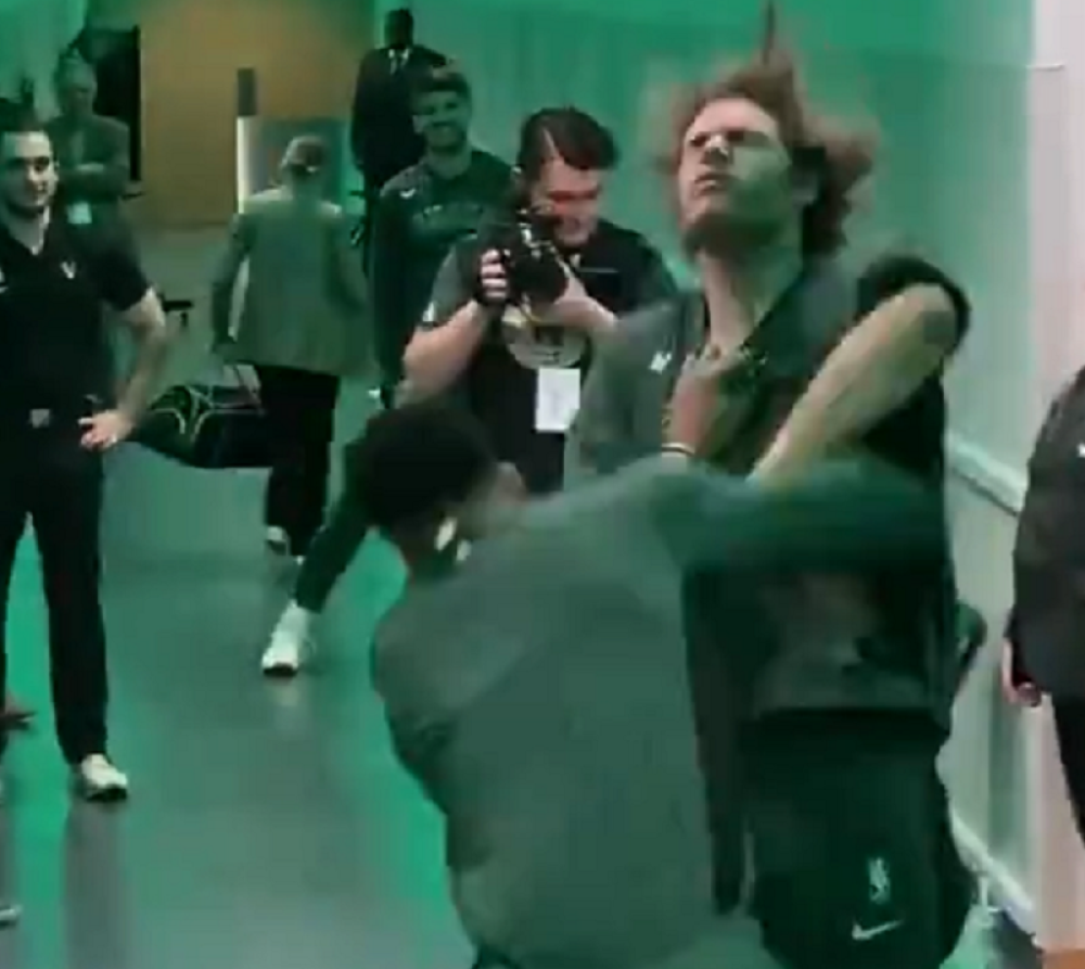 Janis Adetokunbo podivljao i napao saigrača! Stigao spas u zadnji čas - od "Grčkog čuda" ostala samo fleka! (VIDEO)