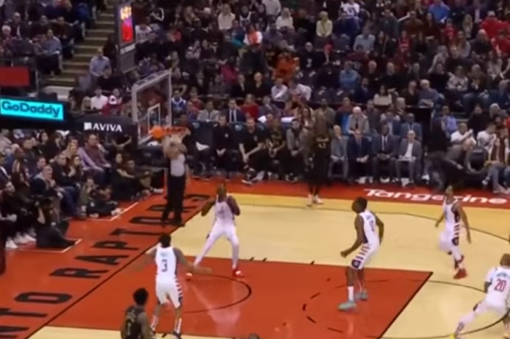 Ovakvu trojku NBA liga nije videla, i to sa skoro pola terena (VIDEO)