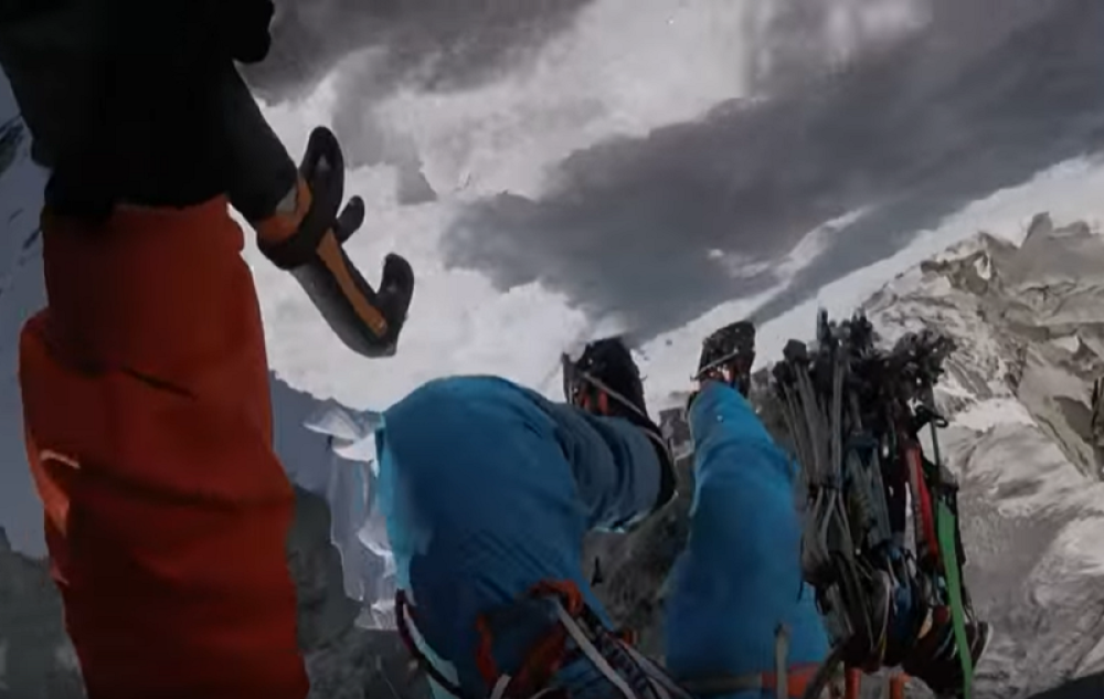 Spasioci daju sve od sebe da spasu mlade nastavnike i volontere!