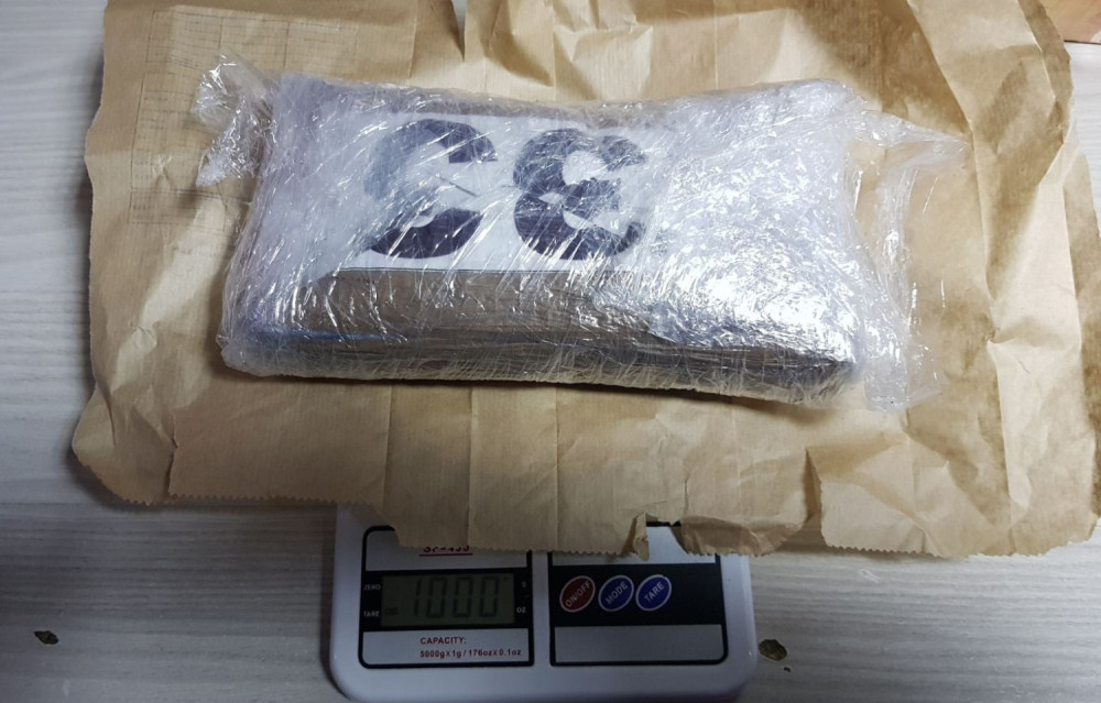Ispod sedišta pronašli paket težak jedan kilogram (FOTO)