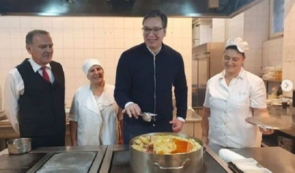 Ušao u kuhinju, stao za šporet, a onda se dohvatio pribora. Sve miriše na omiljeni srpski specijalitet, a kuvarice oduševljene ovim potezom! (FOTO)