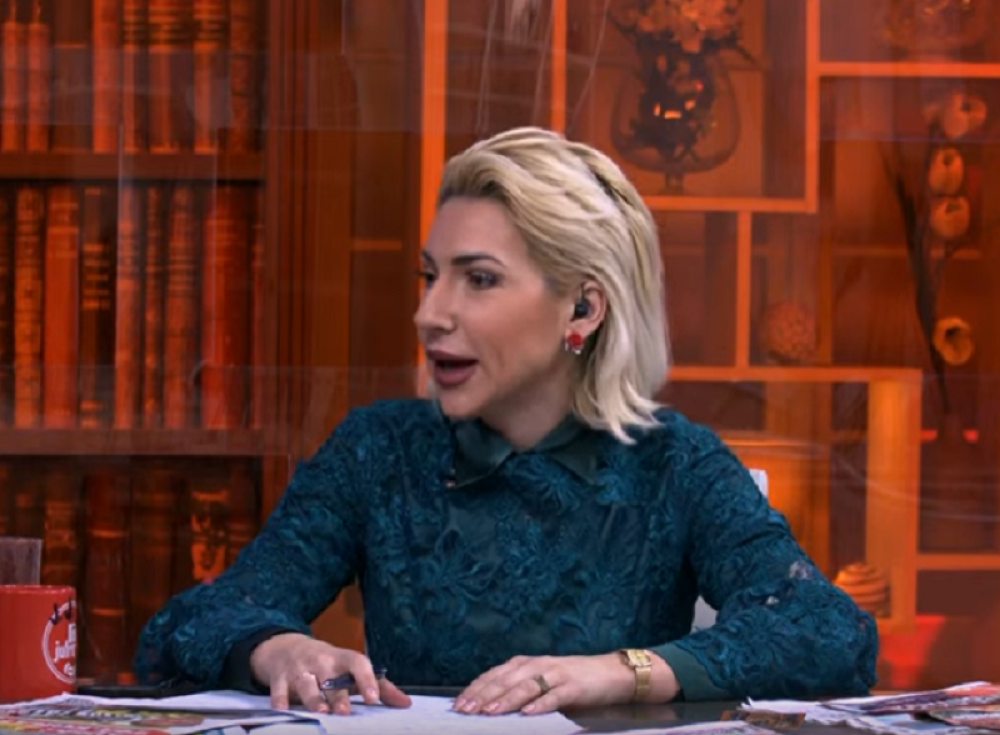 Voditeljka Parova u akciji: U miniću sa štiklama zatvara vrata automobila! Čak Noris joj nije ravan (FOTO)