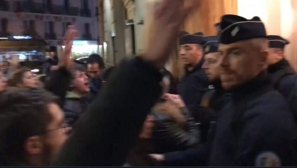 Demonstranti upali u pozorište u kojem su bili Emanuel i Brižit! (VIDEO)
