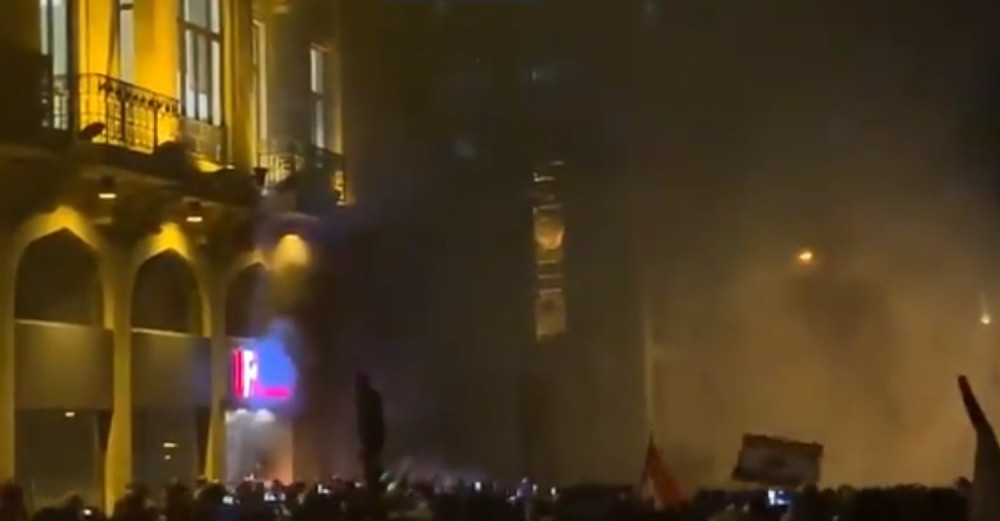 Masovna tuča sa policijom, leti kamenje i suzavac, mnogo povređenih! Vojska izašla na ulice! (VIDEO)