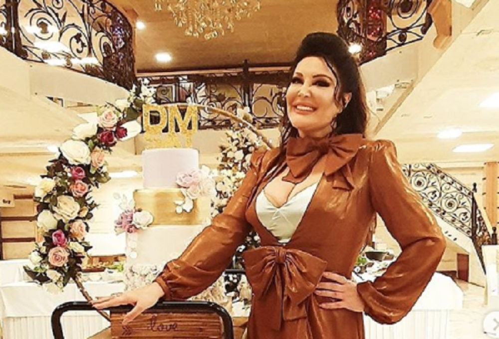 Dragana Mirković proslavila 52. rođendan uz zlatnu tortu