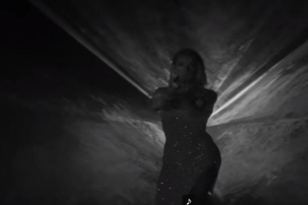 Pevačica održala koncert samo dan nakon majčine smrti: Emocije prepravile čitavu dvoranu (VIDEO)