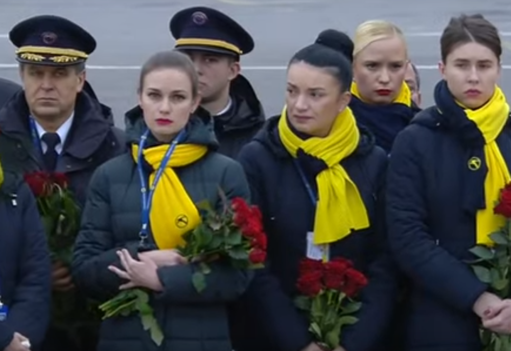 Stjuardese ne mogu da zaustave suze, porodice zavijene u crno (VIDEO)