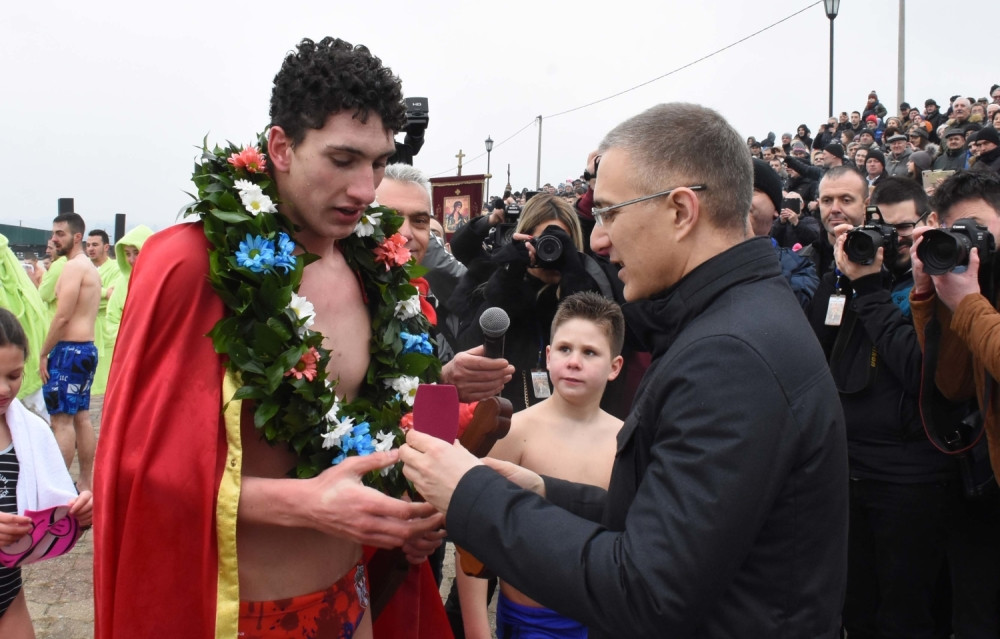 Stefanović prisustvovao plivanju za Bogojavljenski krst u Grockoj (FOTO)