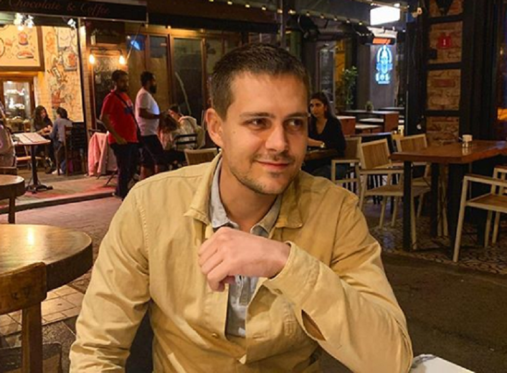 Miloš Biković mokar i go! Žene raspomamljeno gledaju u njegovo nago telo! (FOTO)