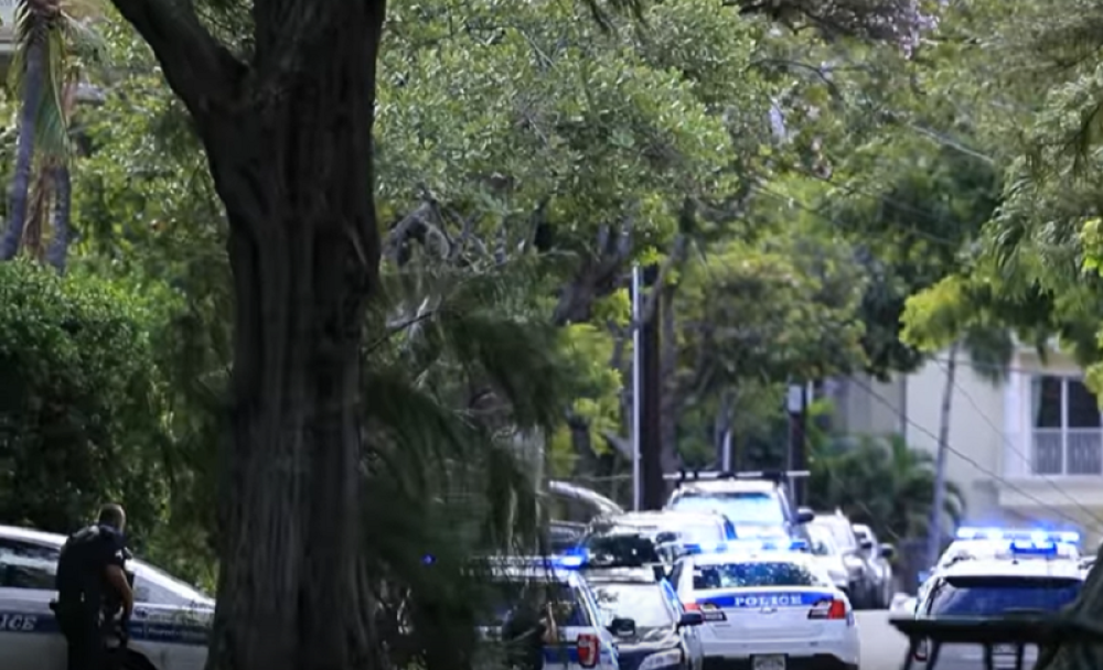 Pljačkaši upali u kuću u zaštitnim odelima, a onda je usledilo brutalno iživljavanje nad starim čovekom! (VIDEO)