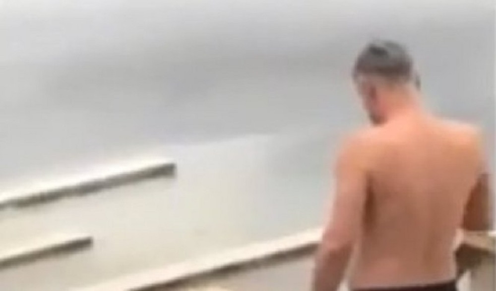 Lazanski ispoštovao Bogojavljensko kupanje u Moskvi, pa po ugledu na Putina uskočio u ledenu vodu (VIDEO)