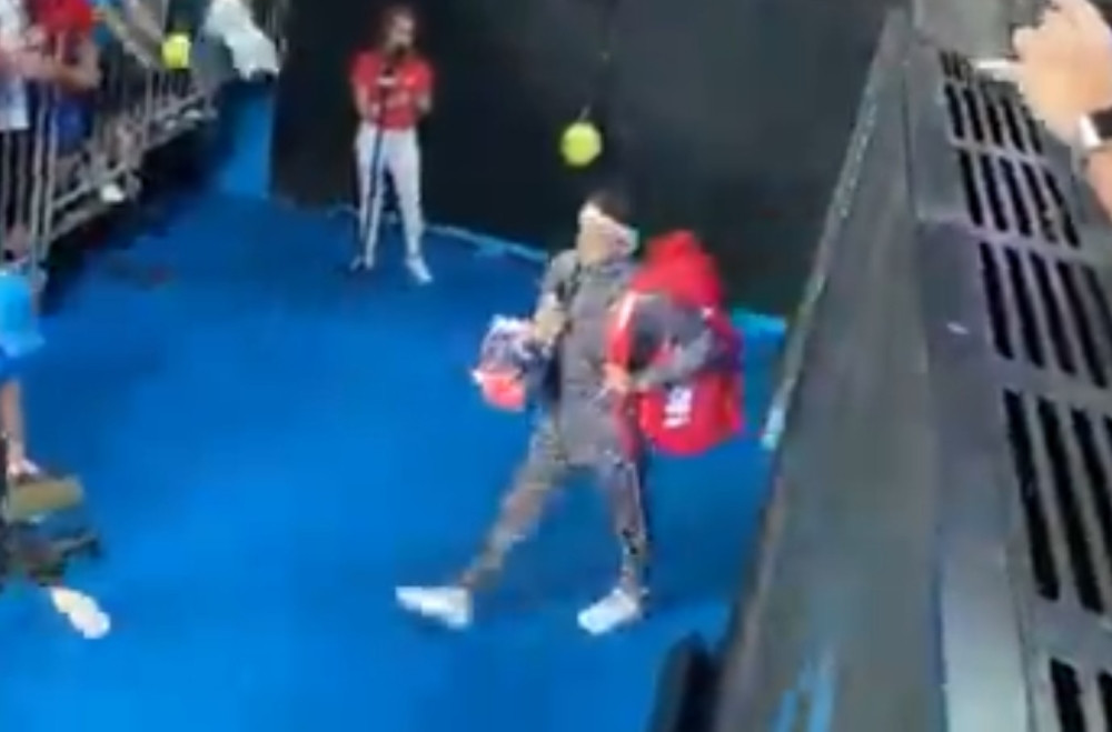 Njegova odevna kombinacija je izazvala salve smeha, porede ga sa kokoškom, a bio je u vezi sa Šarapovom! (FOTO)