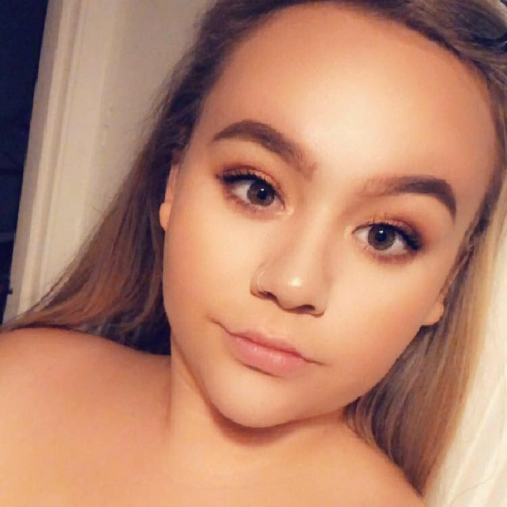 Ova devojka padne u nesvest svaki put kada se nasmeje, evo i zašto