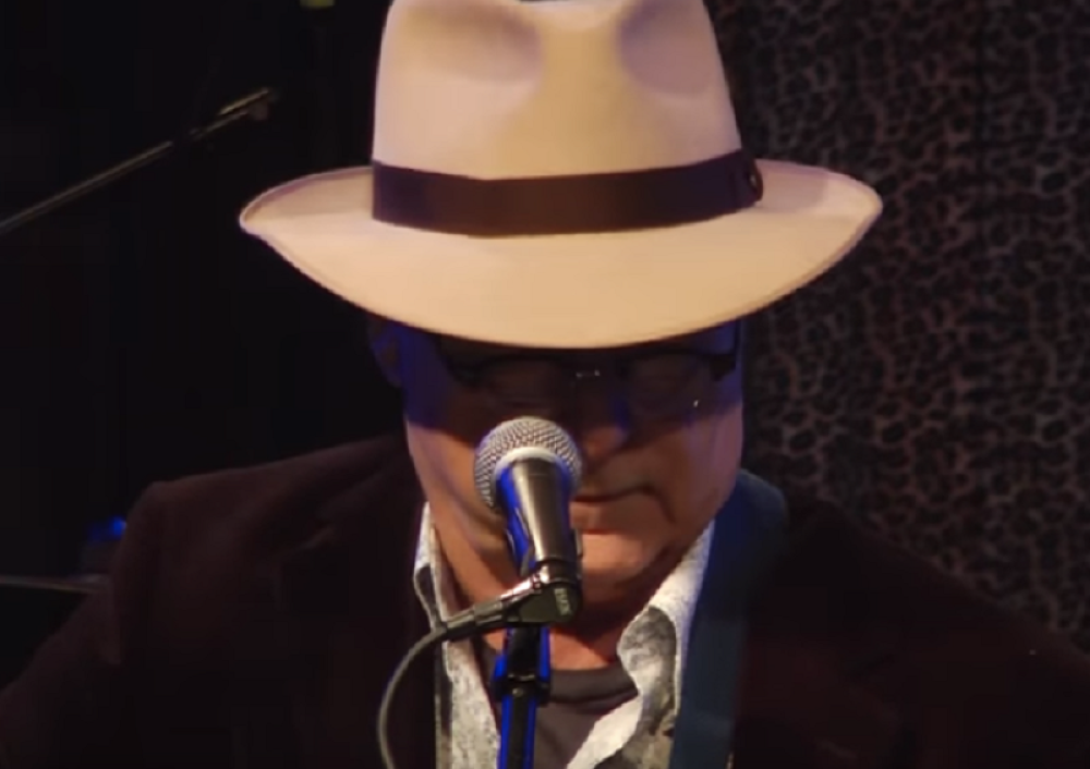 Poznati folk pevač preminuo na sceni tokom nastupa