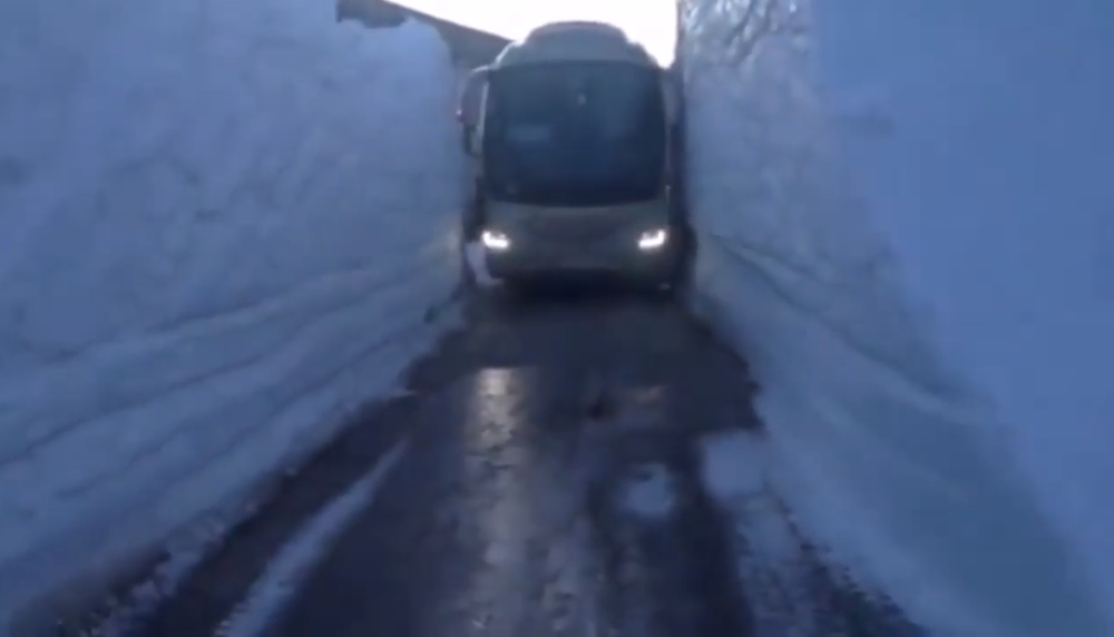 Zaglavljen autobus na Divčibarama, više od desetoro dece unutra!