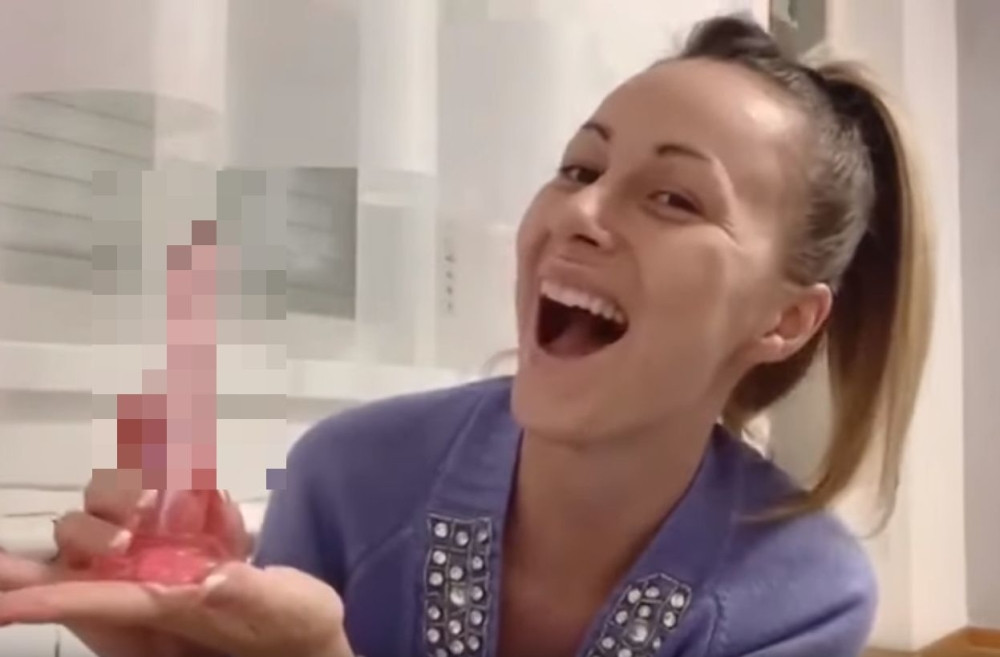 Maca Diskrecija drži lekcije o ana*nom sek*u, a ne zna šta je ovo! Plakaćete od smeha! (+18 VIDEO)