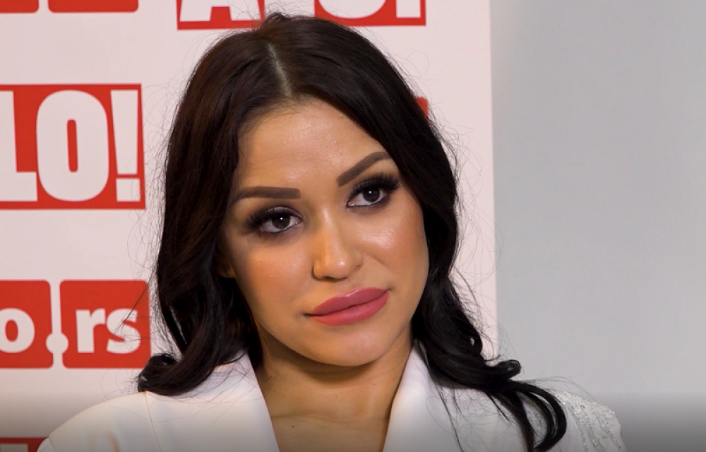 Aleksandra Mladenović progovorila o prinovi: "Nebitno da li je muško ili žensko! Neka je živo i zdravo!" (VIDEO)