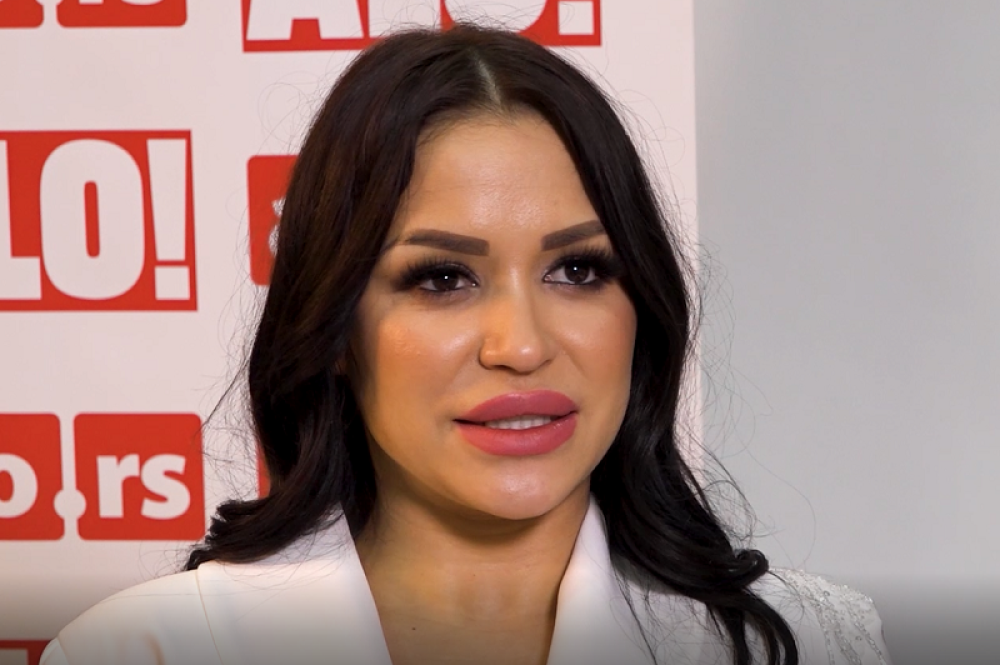 Aleksandra Mladenović danima ne prestaje da plače, pevačica potresena zbog svega što joj se dešava u životu (VIDEO)