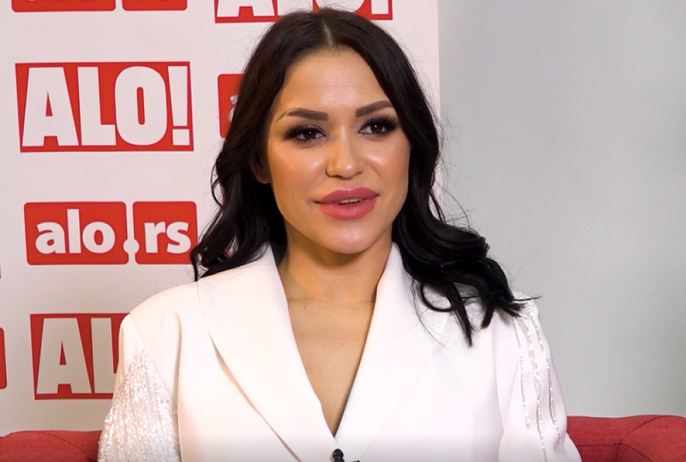 Pevačica otkrila svog voljenog i zapalila društvene mreže! (FOTO)