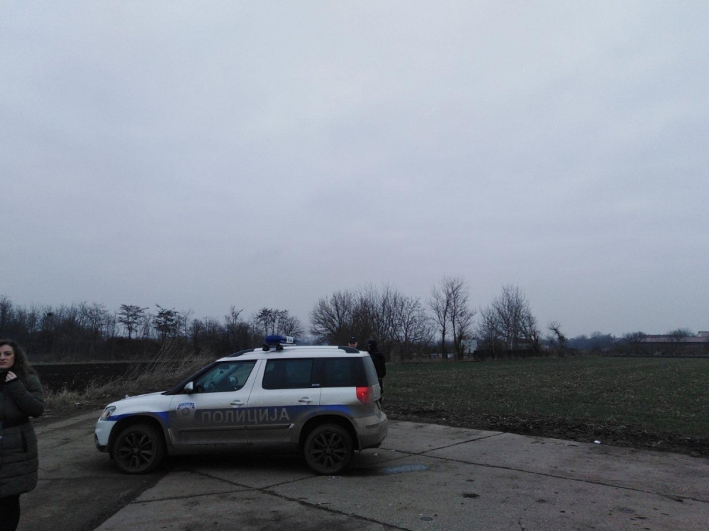 Drvo palo na automobil u pokretu, jedna osoba poginula!