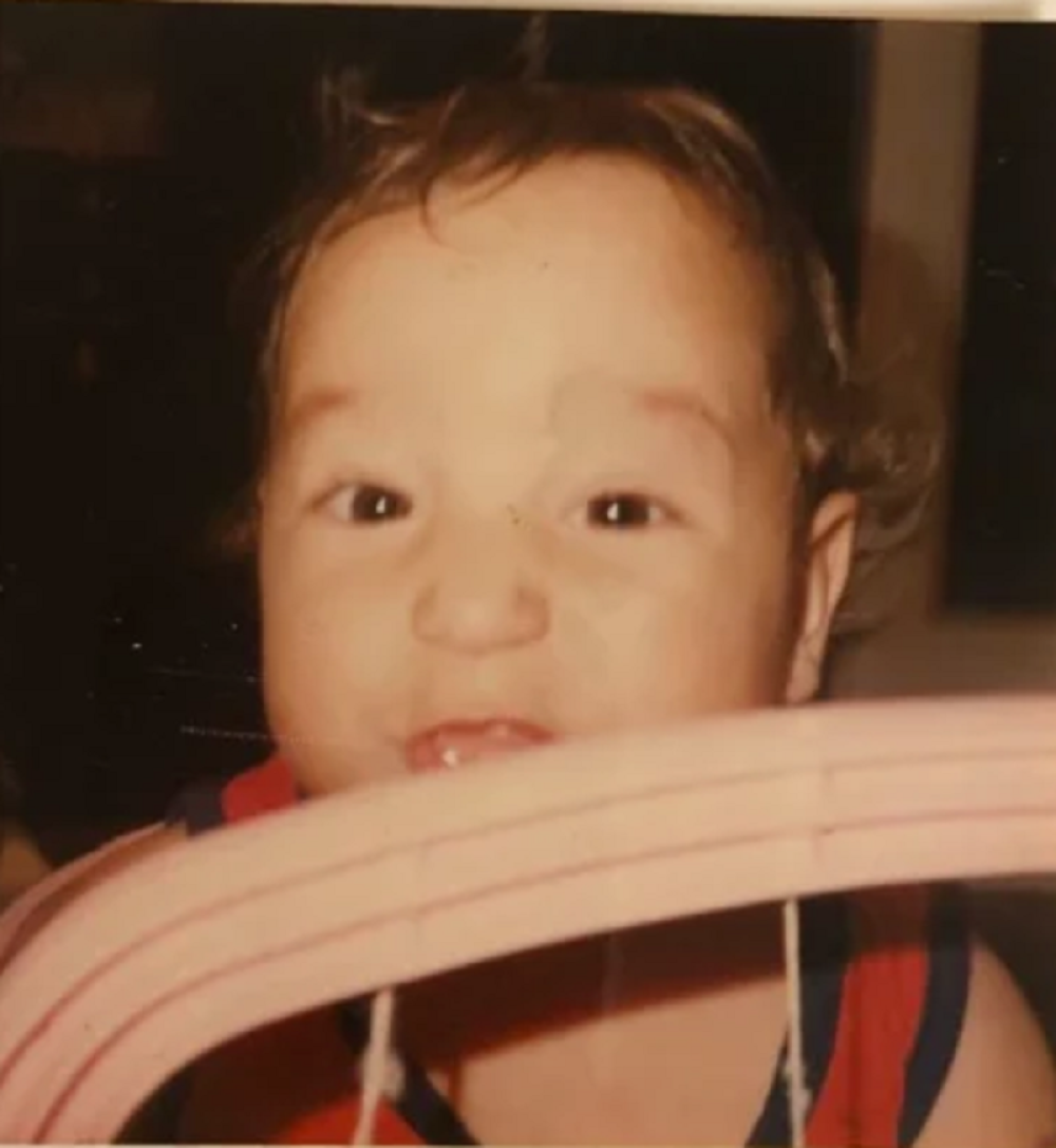 Slama muška srca: Da li imate ideju ko je poznata pevačica sa slike? (FOTO)