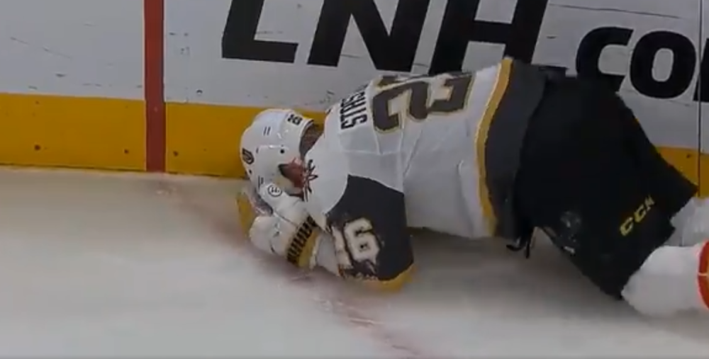 Hokejašu pak slomio vilicu, skupljao zube po ledu u lokvi krvi! Užasno! (VIDEO)