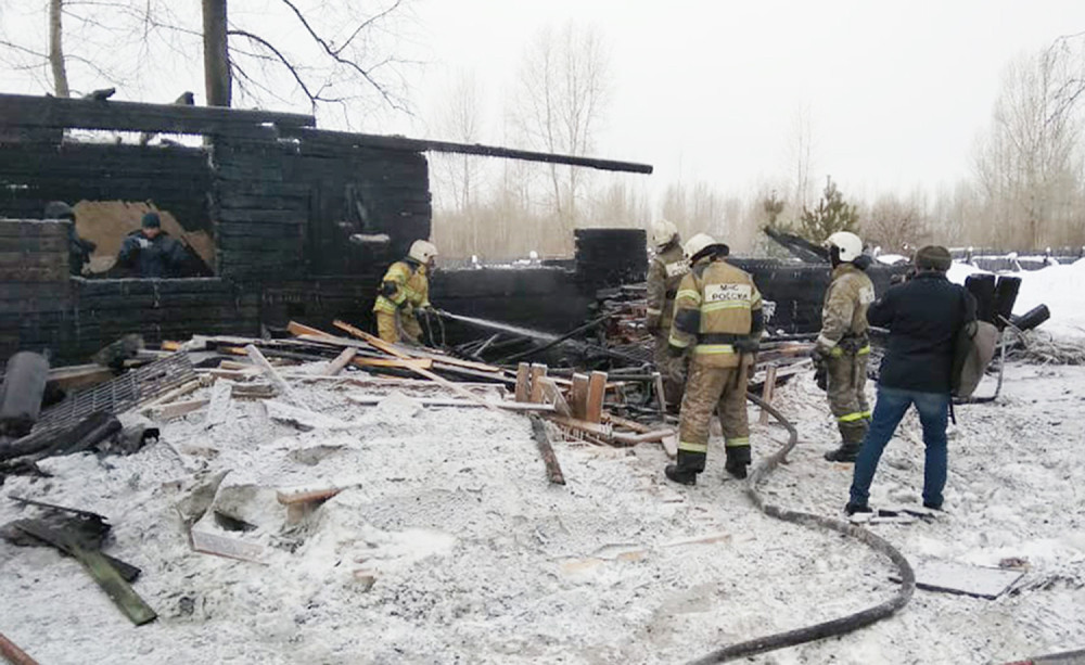 Minibus pokušao da pretekne drugo vozilo, pa naleteo na kamion