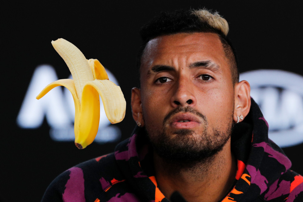 Kirjos bacao nepojedeno voće u publiku! I još se čudio novinaru što ga je pitao čemu takav bezobrazluk! (VIDEO)