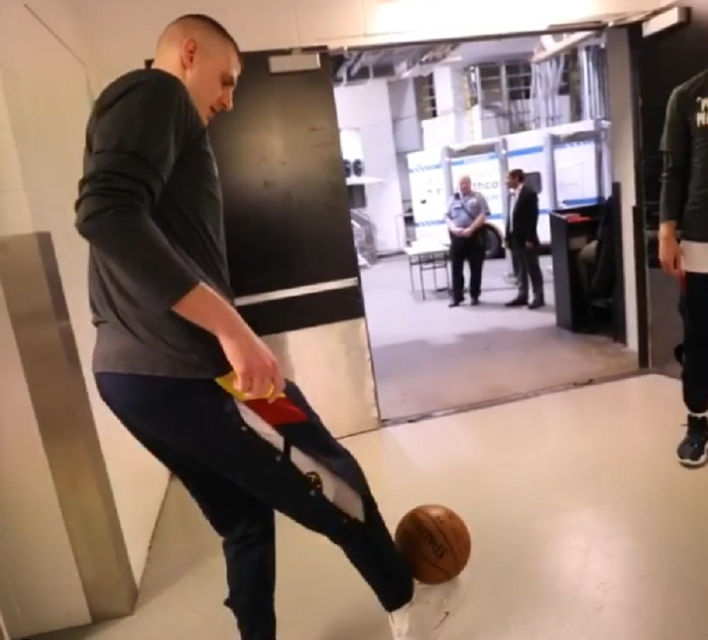 Od Jokića znamo šta sve zna sa loptom u rukama - evo šta ume sa nogama! (VIDEO)