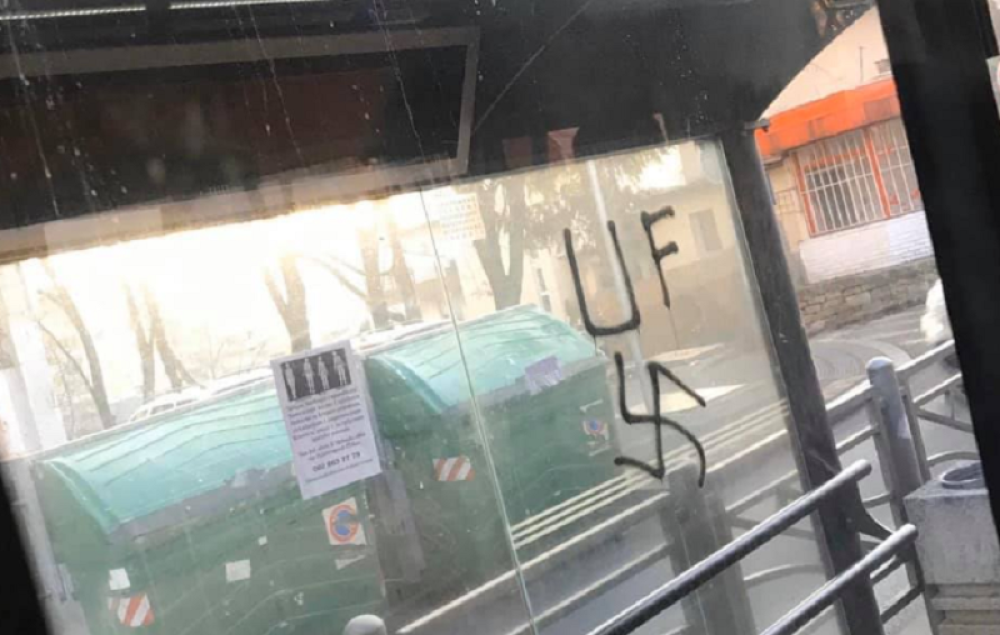 Nacistički simboli u Vojvode Stepe! Ižvrljane fasade i autobuska stajališta! (FOTO)