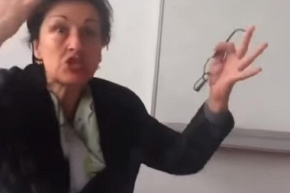 Jedni napadaju, a drugi brane nastavnicu iz CG! Da li je ipak preterala, ili ne...Usijao se Fejsbuk (VIDEO)