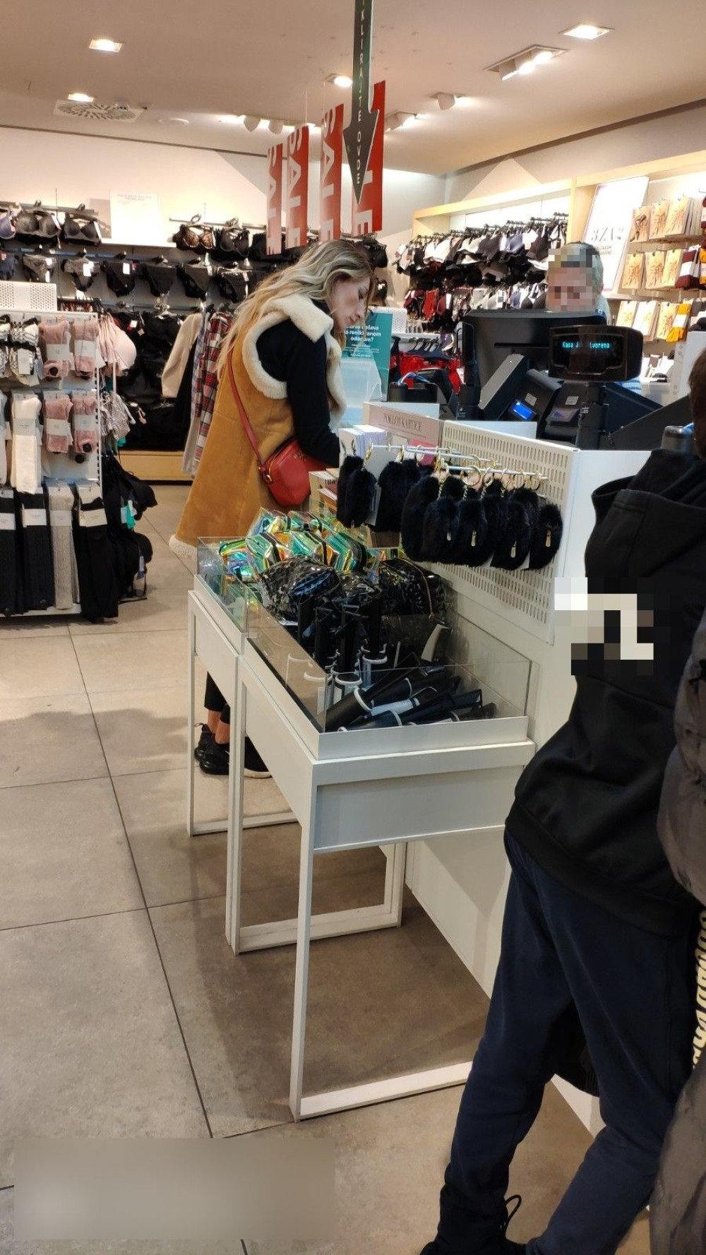 Poznata pevačica bez trunke šminke: Ušla u prodavnicu, a svi su gledali za njom (FOTO)