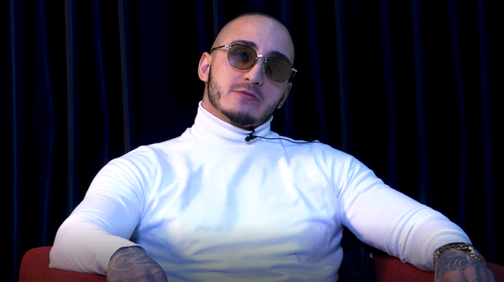 Vuk Mob zaboravio sopstvenu pesmu, a onda je reper zapevao narodnjačkim trilerom! (VIDEO)