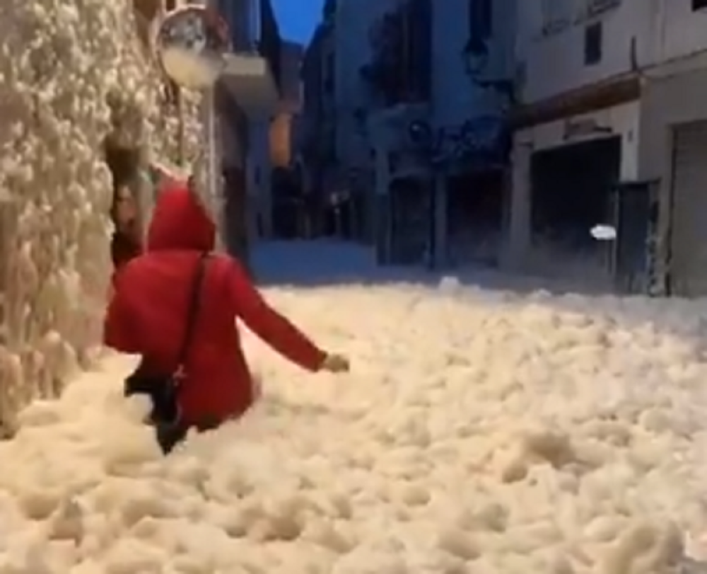 Talasi preko 14 metara, pena do struka, ima mrtvih! (VIDEO)