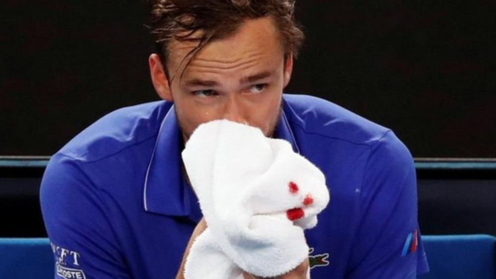 Rus doživeo krvarenje iz nosa usred meča! Lekar pritekao u pomoć! (FOTO)