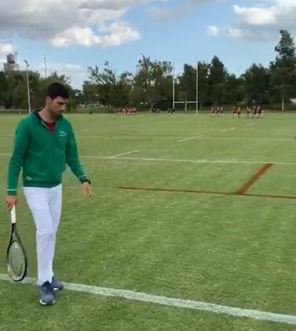 Dame ga obožavaju, a muškarci su ljubomorni što privlači njihovu pažnju! Ma on je meden! (VIDEO)