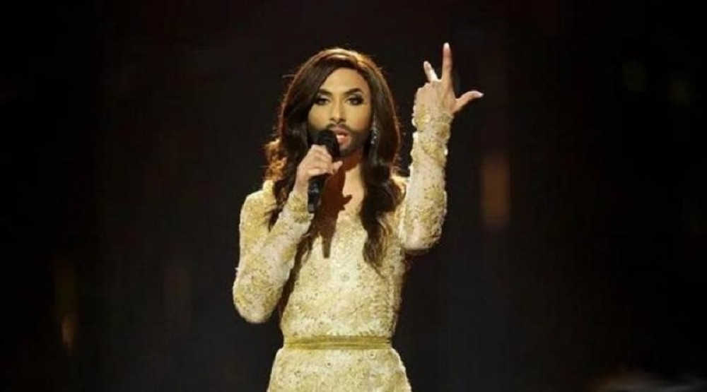 Končitu svi znate kao bradatu cicu, ali sada je top frajerčina! Nema kose, nema suknje - auh! (ŠOK FOTO)