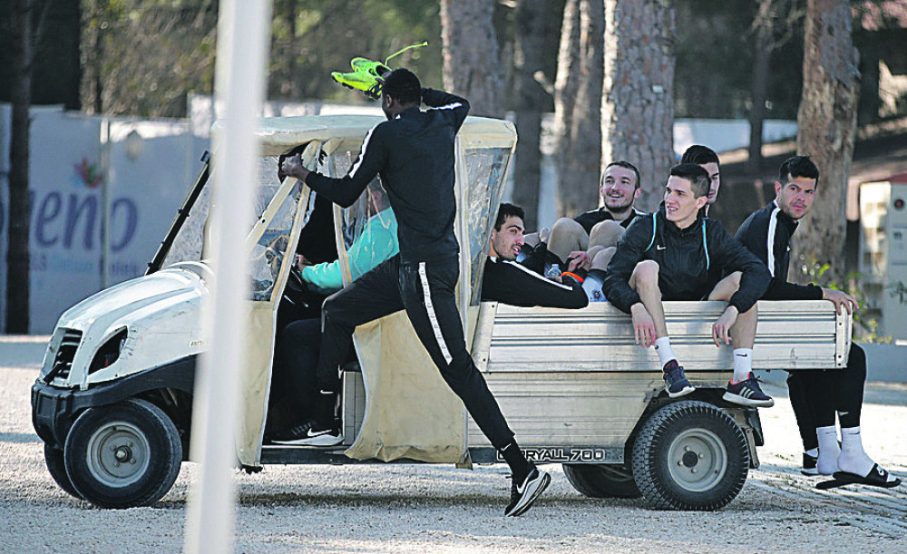 Sadika izbacili iz automobila!