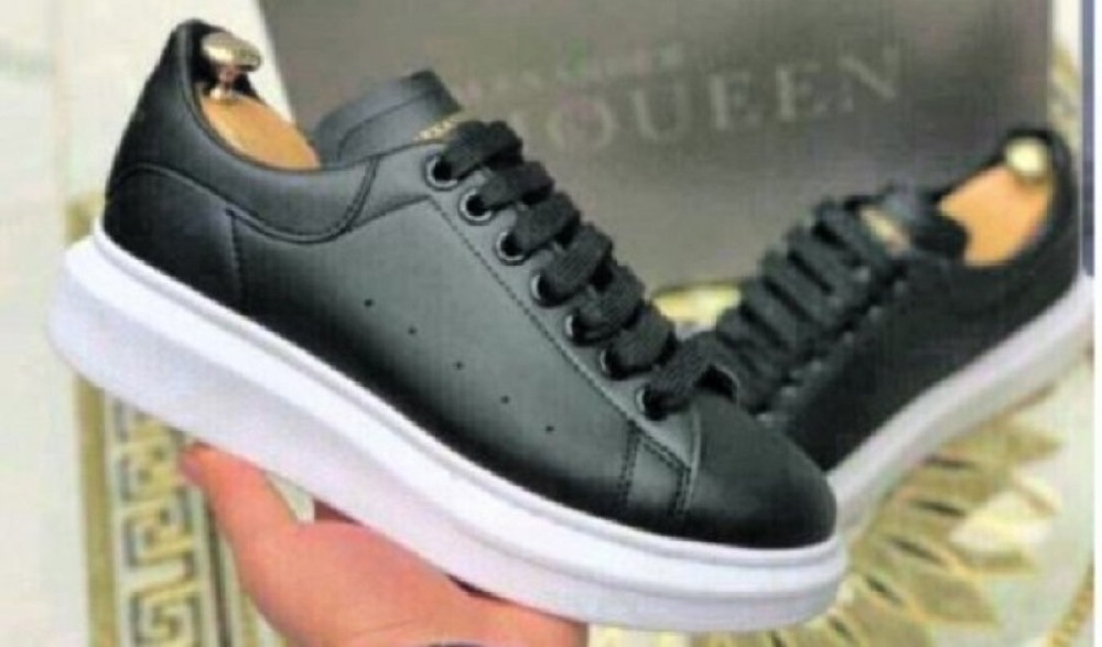 Marko poručio patike preko Instagrama, a kada mu je stigao paket nije mogao da veruje šta je dobio