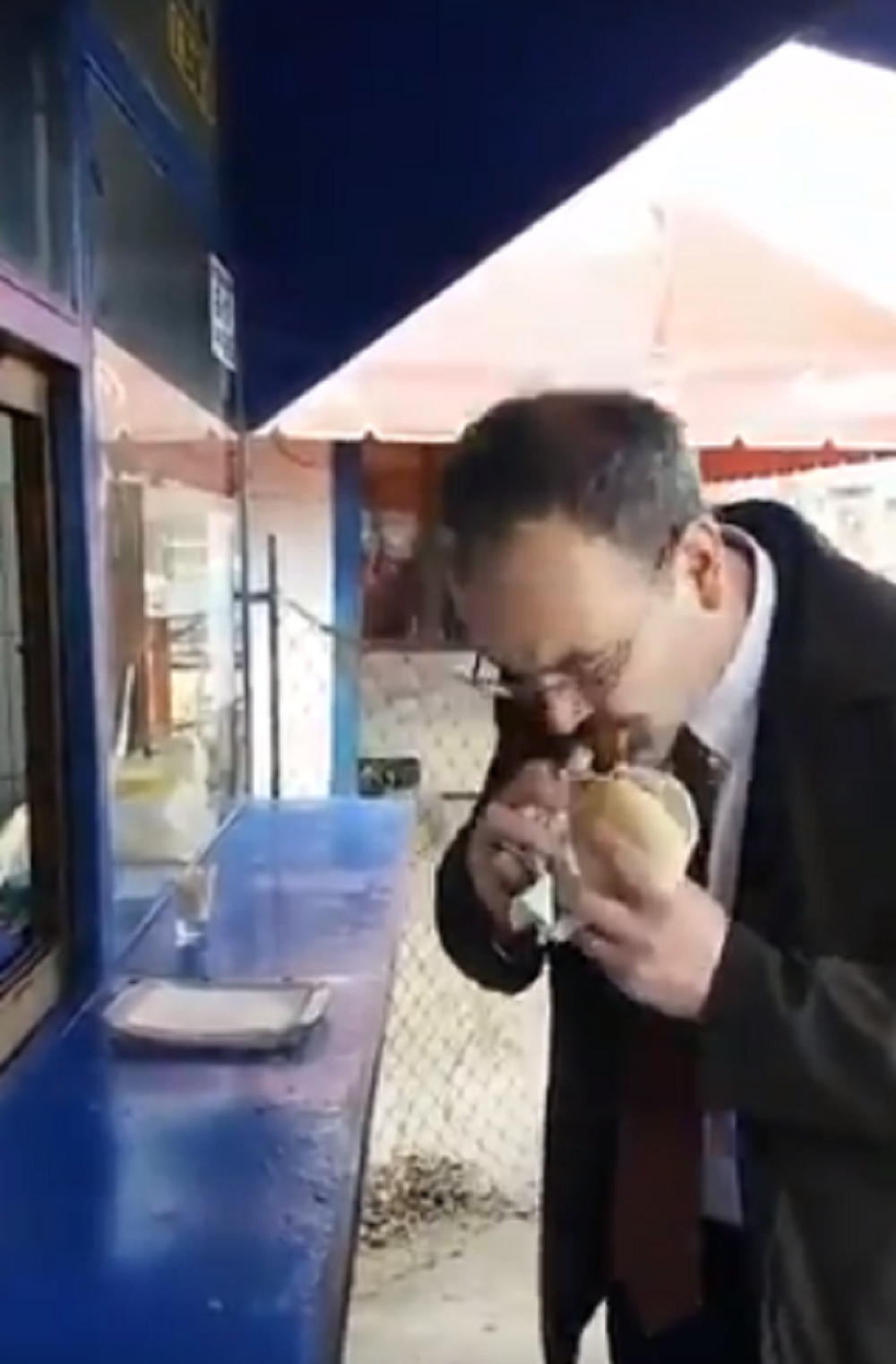 Američki ambasador naručio 5 ćevapa, a onda na srpskom oduševio sve na društvenim mrežama (VIDEO)