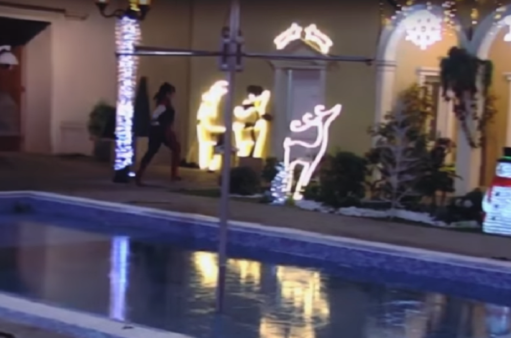 Ovo je nova dadilja malog Željka: Obmotana od glave do pete šunja se po Zadruzi! (VIDEO)