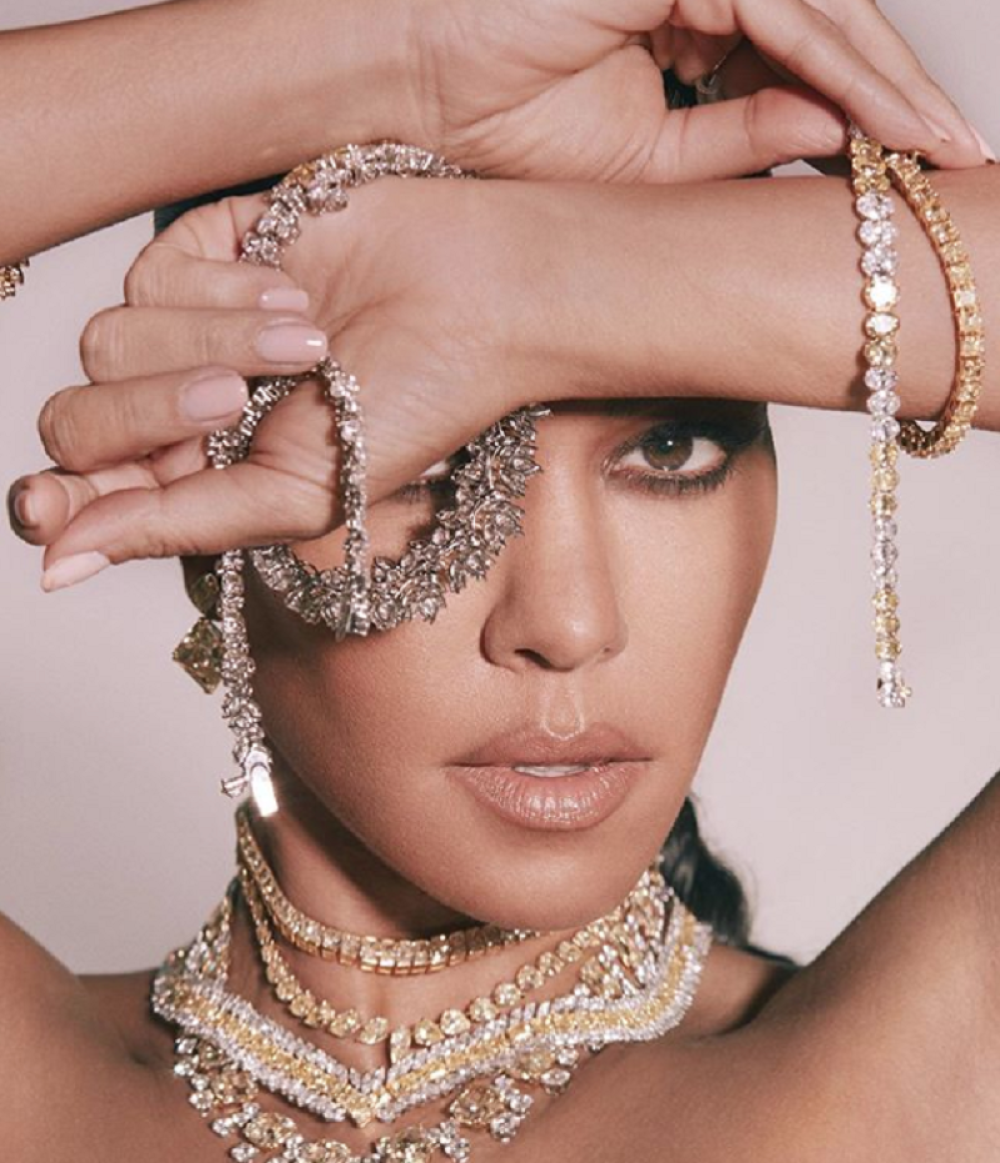 Kortni Kardašijan konačno zavela komšiju bubnjara, zajedno odlaze u crkvu sa decom (VIDEO)