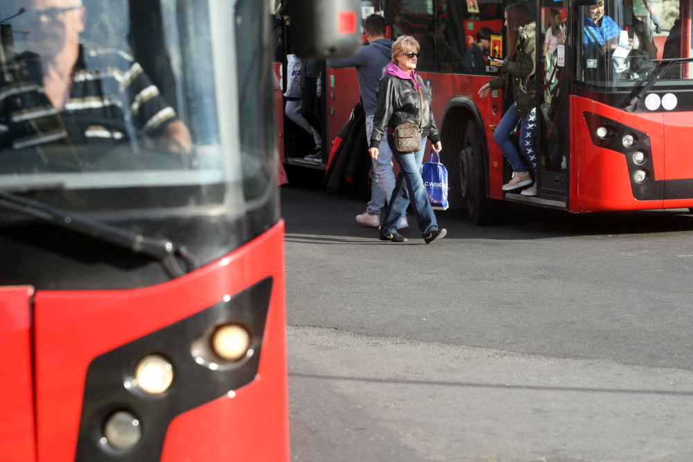 Autobus  naleteo na dva pešaka