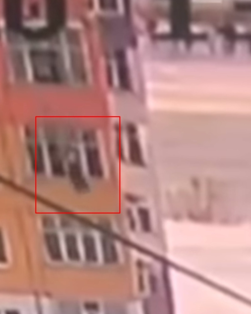 Žena pala je sa šestog sprata i bez ogrebotine odšetala dalje! (VIDEO)