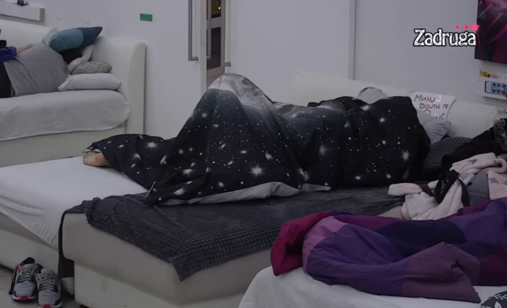 Mina pružila Mensuru nezaboravan užitak rukom: Trzao se, grčio i uzdisao (VIDEO 18+)